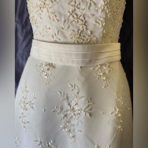 Size 0 Wedding Dress - Picture 3 of 17